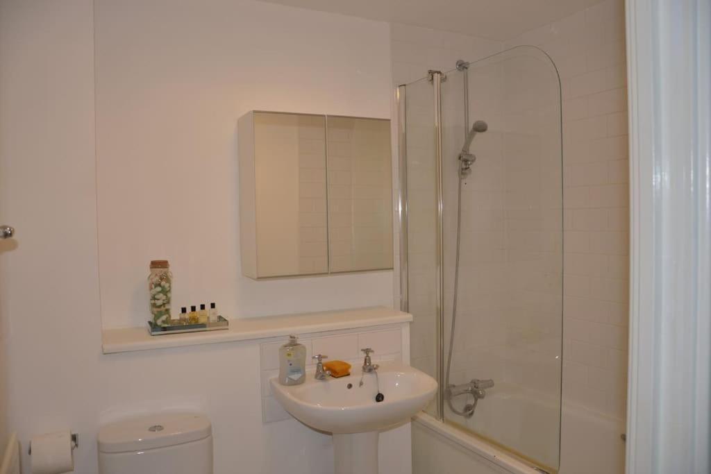 Stunning 2 Bedroom Apt Milton Keynes Eksteriør billede